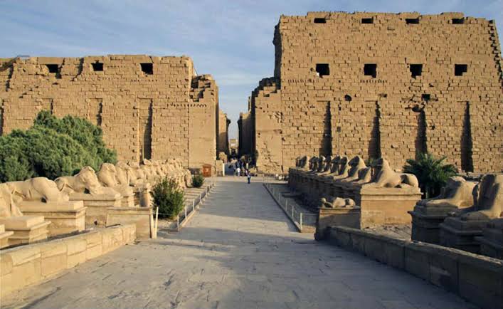 Luxor, Flight, Overday, Karnak temple, Hatschebsut, Vally of Kings, Nile Cruises with Trivaeg